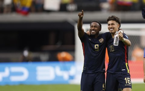 El delantero ecuatoriano John Yeboah (i) y el mediocampista Jeremy Sarmiento (d) en la Copa América 2024.