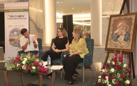 El padre Felipe Ríos acompañado de Mariela Manrique y Verónica Huerta.