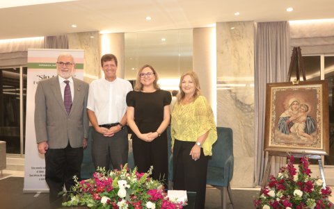 Alberto Dahik, padre Felipe, Mariela Manrique y Verónica Huerta.