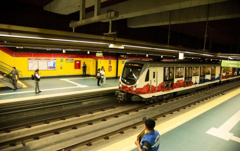 Técnicos de la empresa Construcciones y Auxiliares Ferroviarios (CAF) iniciaron con el mantenimiento mantenimiento modular de los trenes