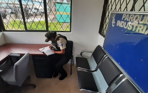 Guajaló. En la UPC hay humedad debajo de la ventana del cuarto de descanso de los policías y en la pared de un corredor.