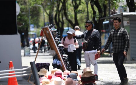 Decenas de comerciantes se ubican en el bulevar de la av. Naciones Unidas.