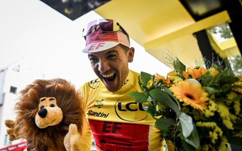 La celebración de Richard Carapaz tras recibir el maillot amarillo como líder del Tour de Francia.