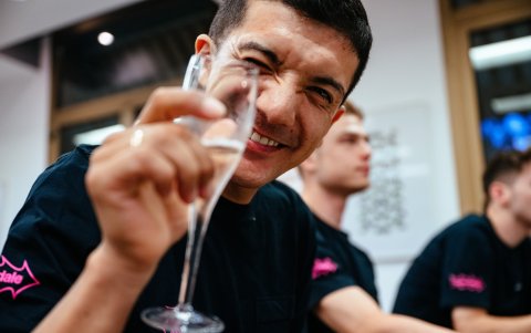 La celebración de Richard Carapaz con sus compañeros.