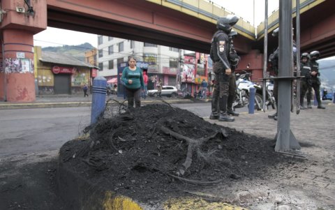 Los policías controlaban que el tránsito no sea interrumpido en el puente de Chillogallo, sobre la avenida Mariscal Sucre.