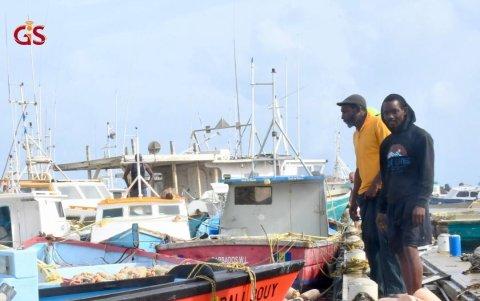 Pescadores de Bridgetown observan parte de los daños que ya ha causado el huracán Beryl.