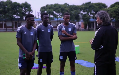 El director técnico de Emelec Leonel Álvarez (d) conversa con los juveniles