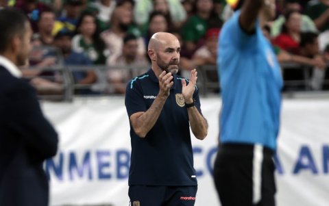 El seleccionador de Ecuador, el español Félix Sánchez Bas (c), fue registrado este domingo, 30 de junio, durante el partido final del grupo B de la Copa América 2024 contra México.