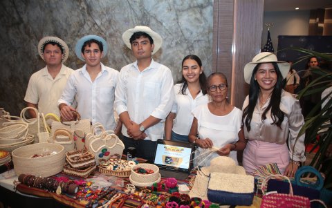 Tomás Ochoa, Luis Payes, Jorge Freire, Fiorella Gebert, Herlinda González y Kimberly Campos.