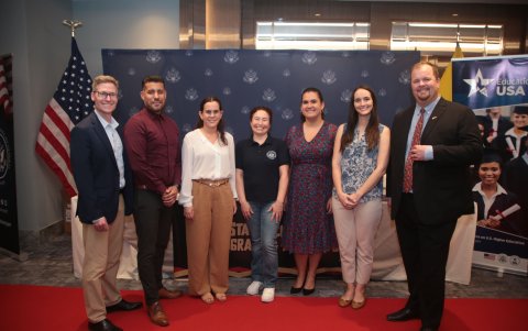 Olga Bashbush, directora de Arte y Cultura del Consulado de Estados Unidos de América, junto a su delegación.
