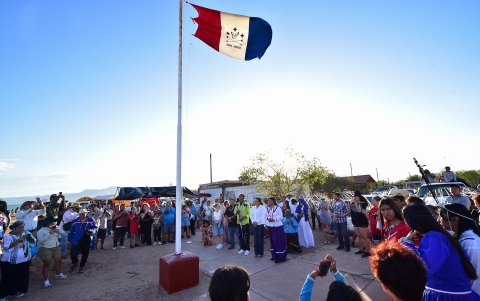 Indígenas de la Nación Comca’ac acompañados de turistas, celebran este lunes el año nuevo Seri, en la ciudad de Hermosillo (México).