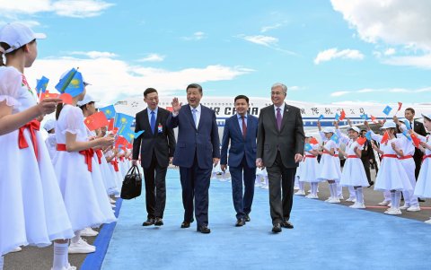 El presidente chino, Xi Xinping, es recibido por el presidente kazajo, Kasim-Yomart Tokáyev, a su llegada a Astaná, el 2 de julio de 2024.