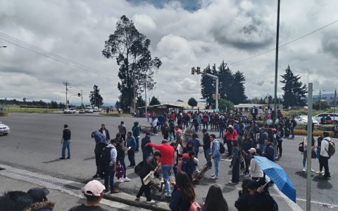 Estudiantes bloqueando las vías de Latacunga.