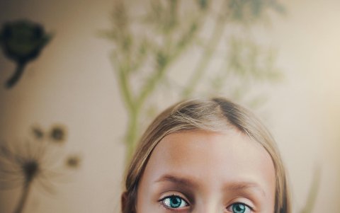 La persona padece algunos síntomas postoperatorios leves como lagrimeo, picor o escozor.