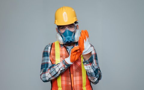 En algunos casos, el uniforme de trabajo debe estar diseñado con materiales adecuados, protege a los trabajadores en entornos peligrosos.