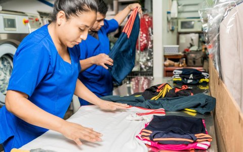 El uso de un uniforme de trabajo facilita la identificación del personal y puede incluir funcionalidades específicas para la labor que se realiza.