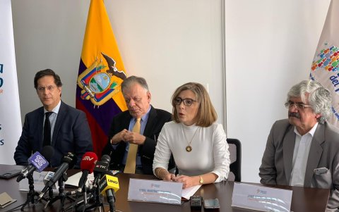 Sybel Martínez (c) presidió la comisión para la verdad y justicia que investigó los hechos violentos de octubre de 2019.