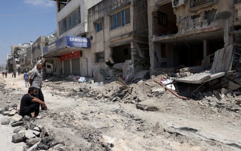 Dos ciudadanos palestinos observan los daños en las casas tras una operación del ejército israelí en el campamento Nour Shams, cerca de la ciudad cisjordana de Tulkarem.