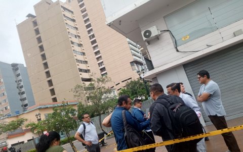 Consecuencia. Grupo de trabajadores no laboró en el habitual lugar de trabajo tras la notificación municipal.