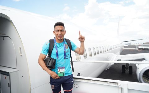 Ángel Mena se muestra en una de las pocas fotos que la FEF dio a conocer del viaje de los seleccionados hacia Phoenix.