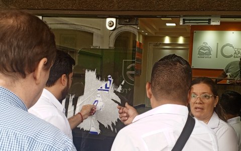 Día después. En algunos locales se retiró el sello municipal.