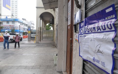 Fachada. Los sellos en los alrededores del edificio.