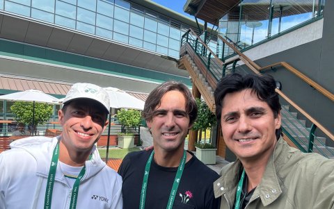 Los ecuatorianos Escobar e Hidalgo, acompañados de Nicolás Lapentti.