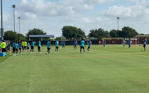 La selección ecuatoriana en su entrenamientoo previo al encuetro con Argentina.