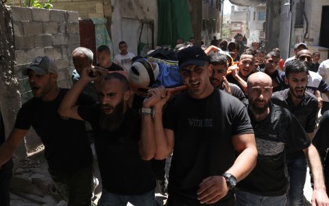 Los dolientes palestinos llevan el cuerpo de uno de los cuatro miembros de la Jihad Islámica que fueron asesinados por un israelí.