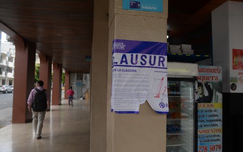 Fachada. Los sellos que fueron colocados en los negocios de los alrededores del edificio Fantasía.