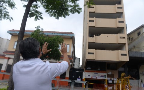 La inclinación del edificio Fantasía, ubicado en la avenida 9 de Octubre, fue denunciada ya hace meses por la ciudadanía.