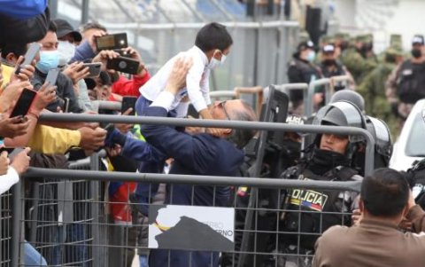 Excarcelación. el 10 de abril de 2022, Jorge Glas salió de la cárcel tras el argumento de padecer tres hernias discales y una cojera.