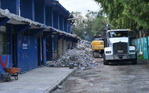 Maquinaria a diario retira los escombros que salen de la demolición para precautelar la seguridad de la ciudadanía esta zona de trabajo está cercada