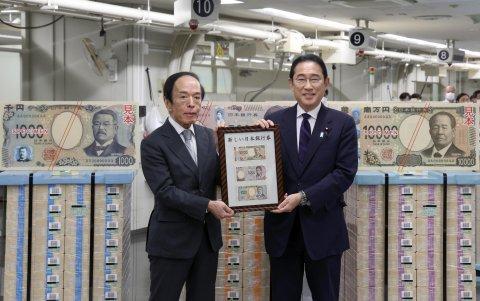 El primer ministro japonés, Fumio Kishida y el gobernador del Banco de Japón, Kazuo Ueda, posan con los billetes de nuevo diseño en la sede del Banco de Japón, en Tokio, el 3 de julio de 2024.