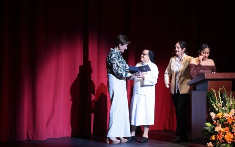 María Cecilia Sánchez, directora ejecutiva de la fundación, entrega un reconocimiento a la Unidad Educativa Particular Santa Ana, por su destacada labor. Lo recibe sor Julia Elena Naranjo.