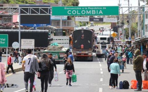 Fotografía que muestra transportistas y camioneros mientras bloquean la frontera entre Ecuador y Colombia este miércoles en Tulcán (Ecuador).