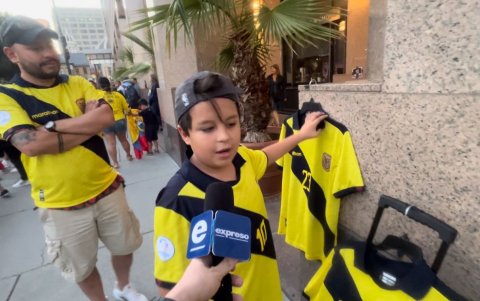 El pequeño Mateo viajó junto con su padre y unos primos desde Imbabura para seguir a la Tri en Estados Unidos. Vende camisetas.