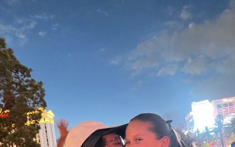 Una pequeña celebra con su padre la victoria de Ecuador ante Jamaica, afuera del estadio.