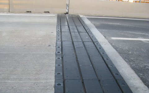 Las juntas son las partes que se colocan en las uniones de los tramos de un puente.