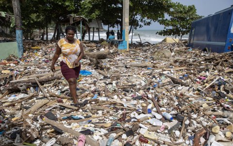 Santo Domingo. Playa cubierta de basura tras el paso de Beryl.