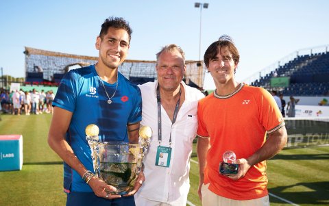 Diego (d) junto a su actual dupla, el tenista chileno Alejandro Tabilo, tras vicecampeonar en Mallorca.