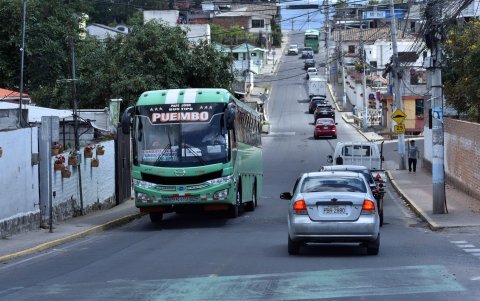 Usuarios indican que el número de buses resulta insuficiente para la demanda.