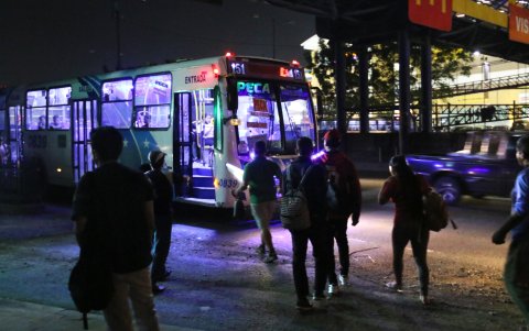 Estaciones. Las paradas de la Perimetral son las que más asaltos reportan. Los choferes aseguran que es poco lo que pueden hacer para evitar estos robos.