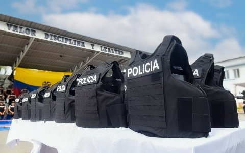 El Gobierno ha buscado dar chalecos y armas a la Policía.