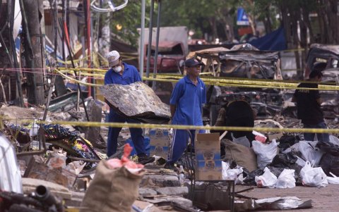 Investigadores indonesios entre los escombros dejados por el ataque bomba del grupo Yemaa Islamiya en la turística isla de Bali en octubre de 2002. Hubo 202 muertes, la mayoría turistas australianos.