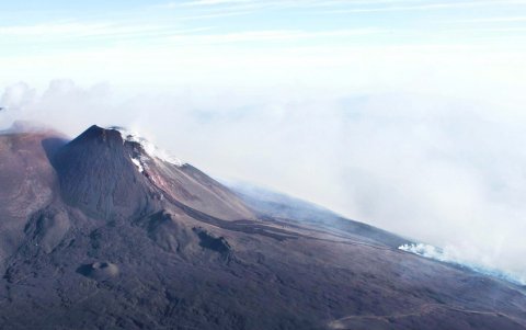 Una pequeña erupción del cráter sudeste del volcán Etna, en Sicilia (Italia).