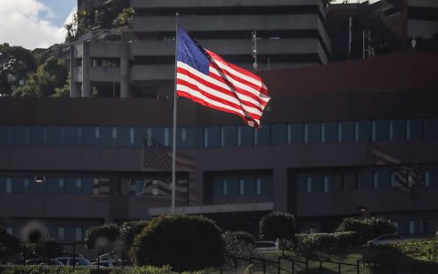 Foto del 24 de enero del 2019 de una bandera de Estados Unidos en la sede de su embajada en Caracas (Venezuela).