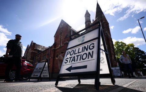 Un cartel de mesa electoral durante las elecciones generales británicas en Surbiton, Gran Bretaña, 04 de julio de 2024.