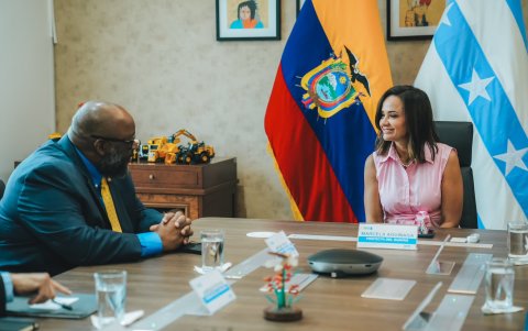El embajador de Estados Unidos en Ecuador Arthur Brown, y la prefecta del Guayas Marcela Aguiñaga.