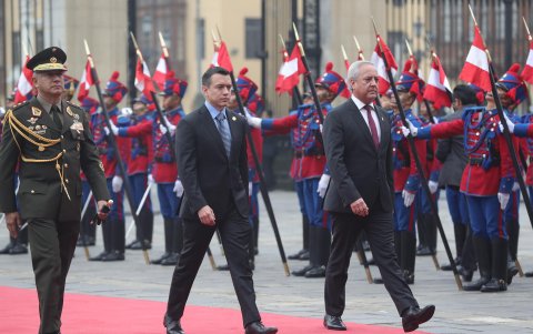 El presidente de Ecuador, Daniel Noboa, camina acompañado por el director de protocolo de la cancillería del Perú, Luis Escalante (d), a su llegada al Palacio Nacional de Lima, este jueves 4 de julio.